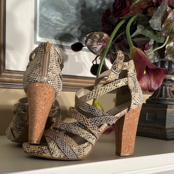 🌻🌻🌻SOLD🌻 COLE STRAPPY HEELS🌻🌻🌻 - Picture 4 of 8